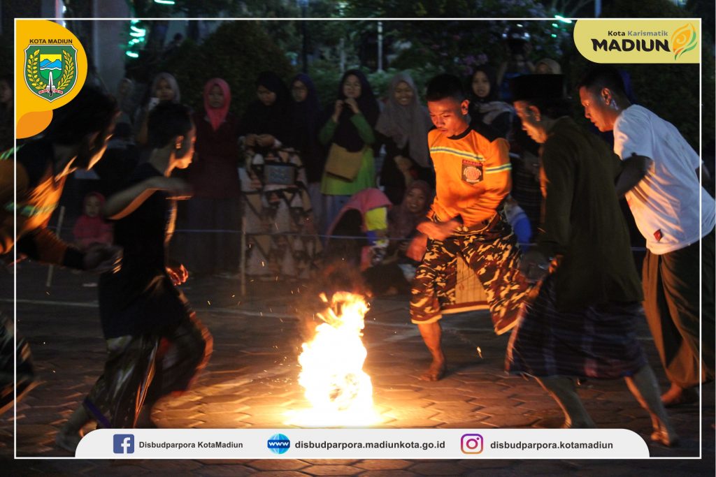 Lomba Mars Syubbanul Wathan & Sepak Bola Api Meriahkan Suasana Sabtu Malam di Alun-Alun