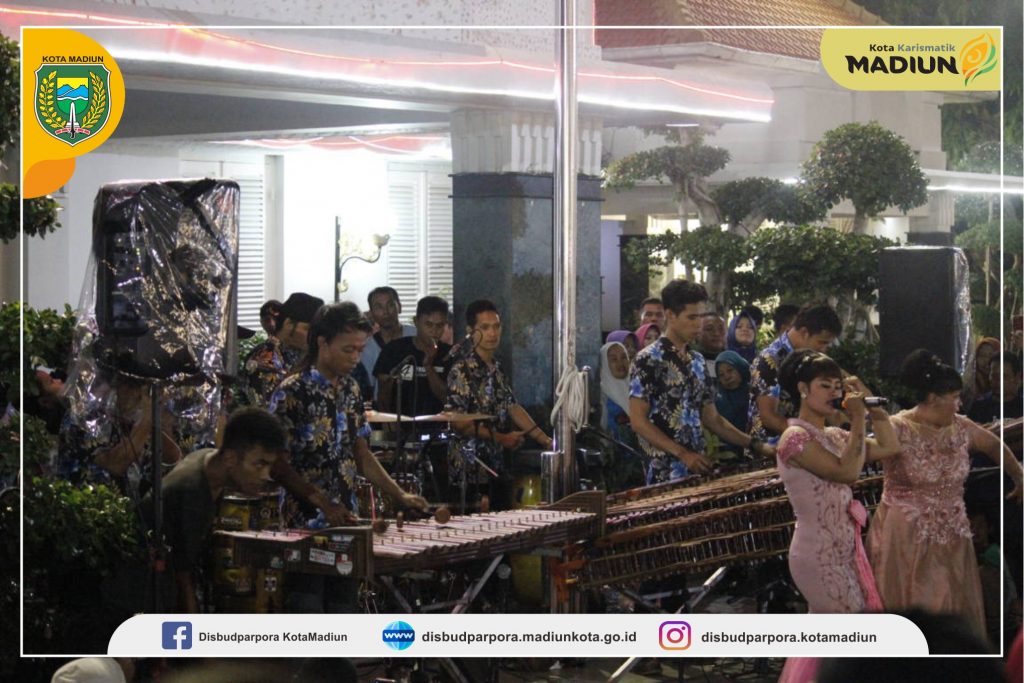 Merdunya Alunan Angklung Terdengar di Balai Kota Madiun