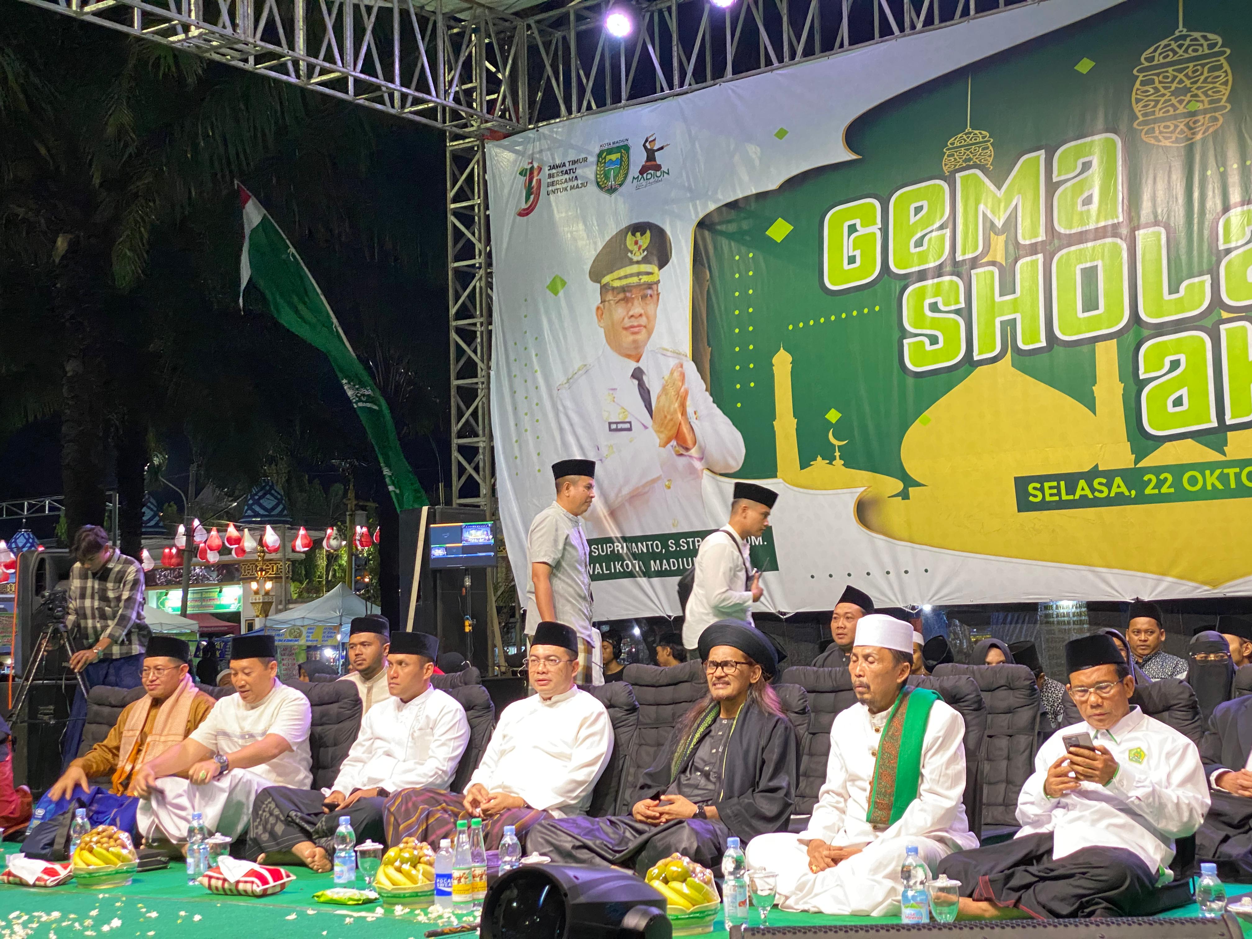 Lantunan Sholawat Gemuruh di Alun-alun Kota Madiun, Ribuan Jemaah Hadiri Peringatan Hari Santri