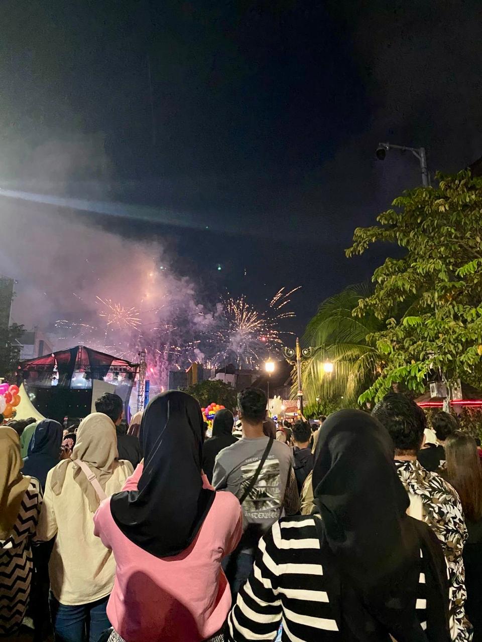 PESTA KEMBANG API MERIAHKAN MALAM TAHUN BARU DI KOTA MADIUN