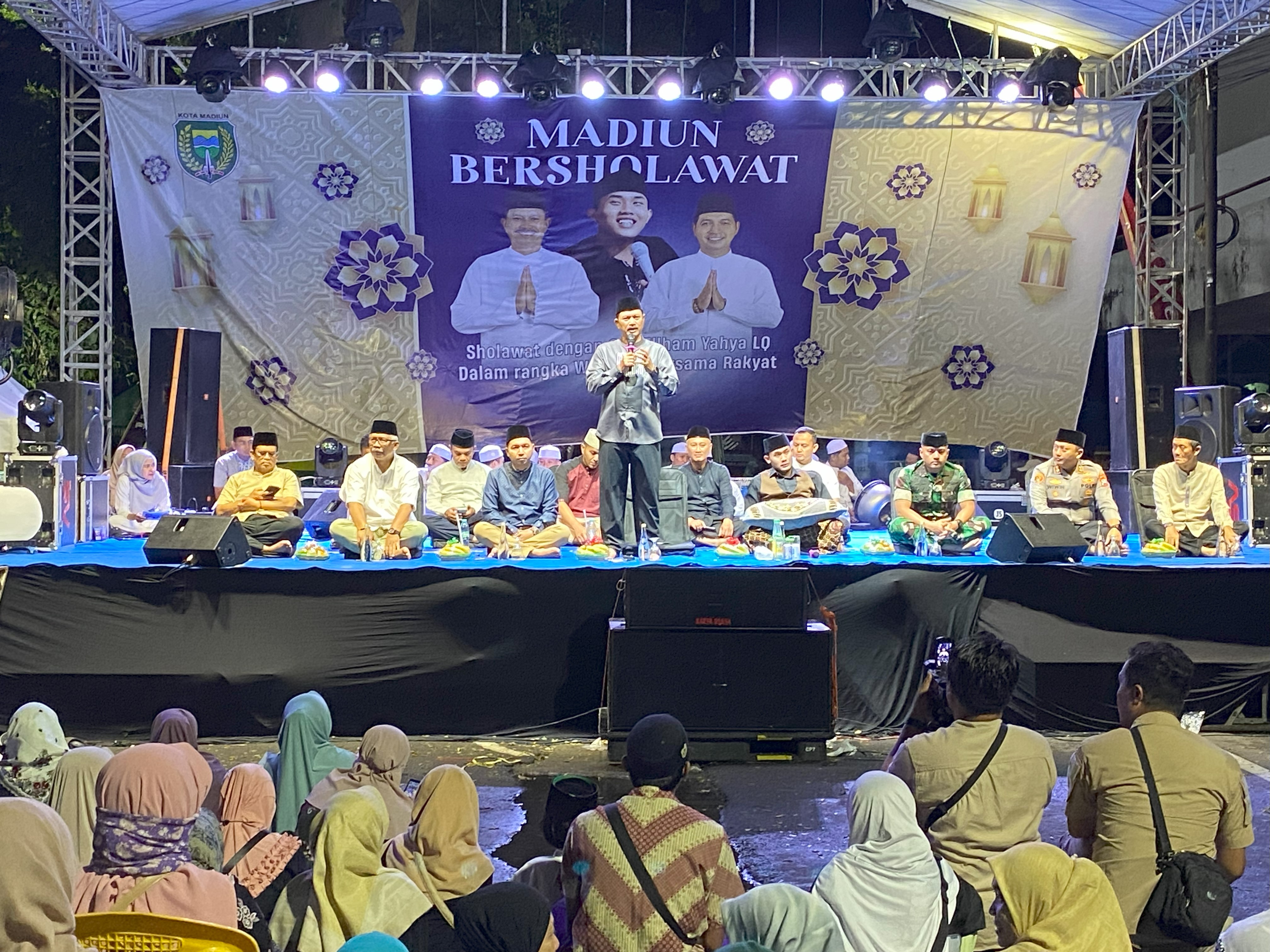 Madiun Bergemuruh dalam Lantunan Sholawat Bersama Gus Elham Yahya LQ